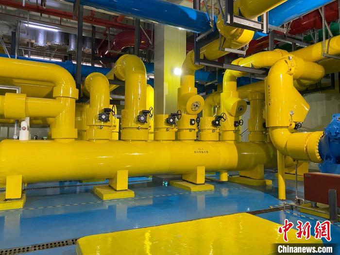 圖為中國移動(dòng)云南數(shù)據(jù)中心冷卻系統(tǒng)?！⊥蹯簛?攝