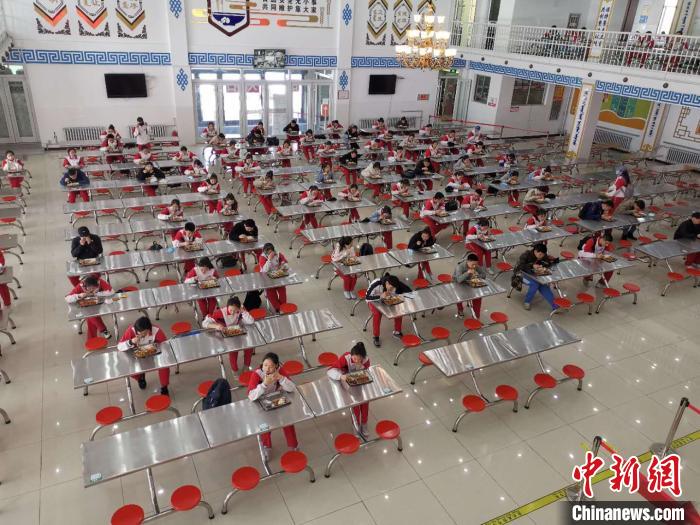 圖為學(xué)生們?cè)谑程镁筒??！鯆I娜 攝