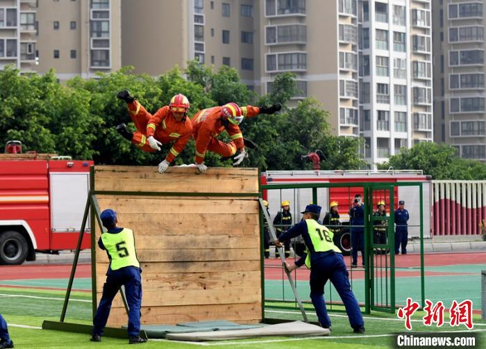 新消防員進(jìn)行消防障礙接力操展示?！⒅铱?攝