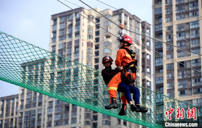 新消防員進(jìn)行T型救援操展示?！⒅铱?攝