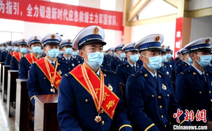 授銜表彰儀式現(xiàn)場?！⒅铱?攝