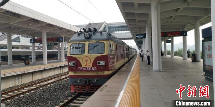 貴州省首條城際高速鐵路——安六鐵路開始聯(lián)調(diào)聯(lián)試。中國(guó)鐵路成都局集團(tuán)公司供圖