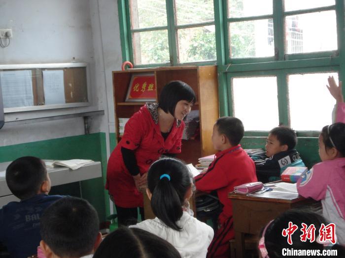 劉發(fā)英活潑的教學(xué)風格受孩子們喜愛(資料圖)受訪者供圖