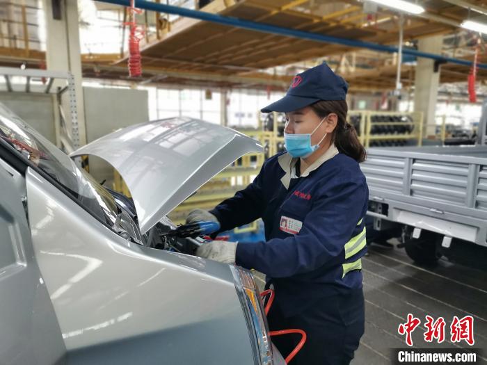 在滿足國外市場供應(yīng)的同時，成功汽車也緊盯國內(nèi)市場，拓渠道保銷量?！「唢w 攝