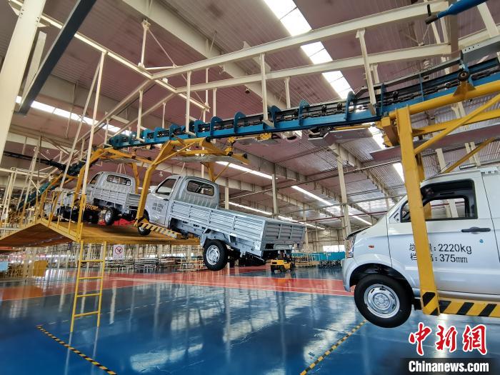 成功汽車是山西省重點轉(zhuǎn)型項目，擁有國內(nèi)先進的零部件、發(fā)動機整機自動裝配和發(fā)動機生產(chǎn)線、實驗線，還有國際一流的工業(yè)機器人?！「唢w 攝