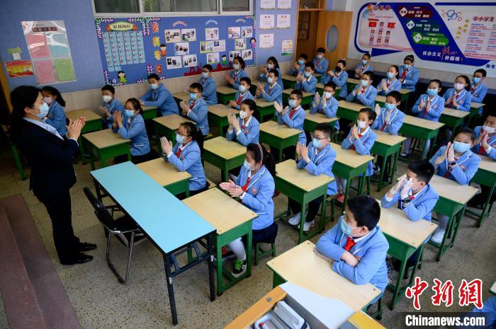 學(xué)校是人群密集場(chǎng)所，山西省疫情防控工作領(lǐng)導(dǎo)小組要求，要周密閉環(huán)做好疫情防控?！№f亮 攝