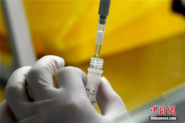 資料圖：工作人員正在準備檢測試劑。<a target='_blank'  data-cke-saved- >中新社</a>記者 王東明 攝