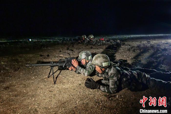 夜間狙擊手摧毀敵探照燈。　蒲津 攝