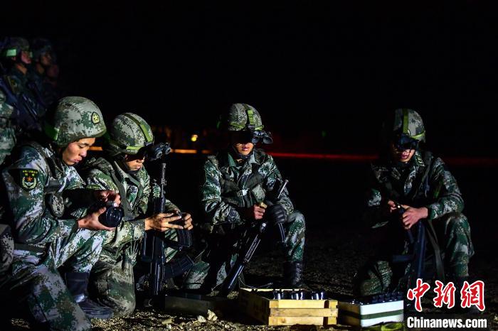 戰(zhàn)士正在補(bǔ)充彈藥?！∑呀?攝