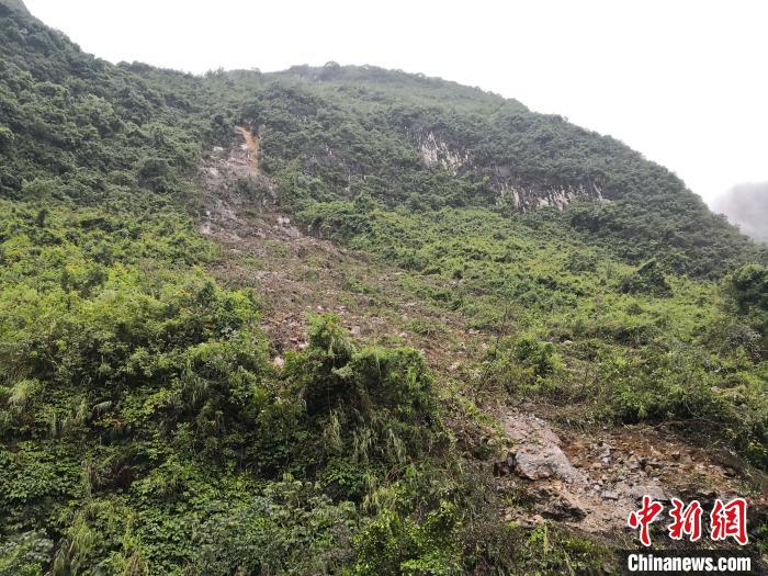 山體滑坡處?！↑S鵬 攝