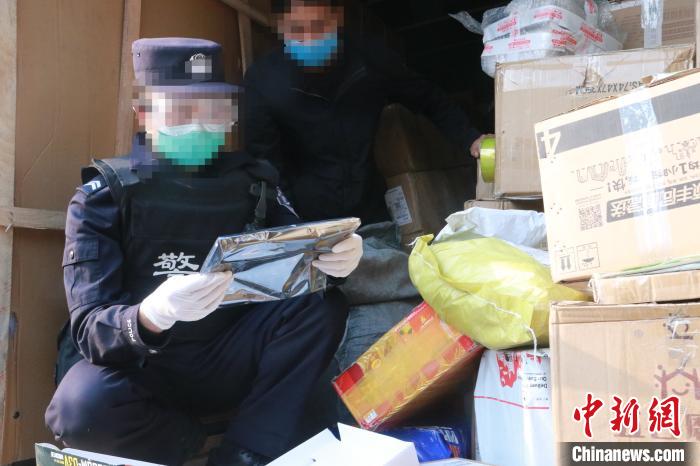 圖為勐康邊檢站民警在對快遞運輸車輛進行例行檢查?！钐?攝