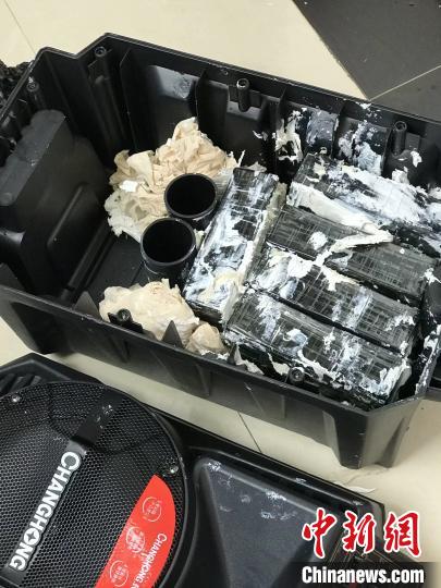 圖為臨滄邊境管理支隊從音響中查獲毒品?！⒂狼?攝