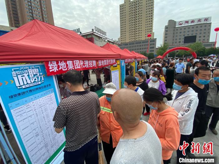 一些知名企業(yè)展臺前，投遞簡歷、咨詢就業(yè)的人絡(luò)繹不絕?！∏愊?攝