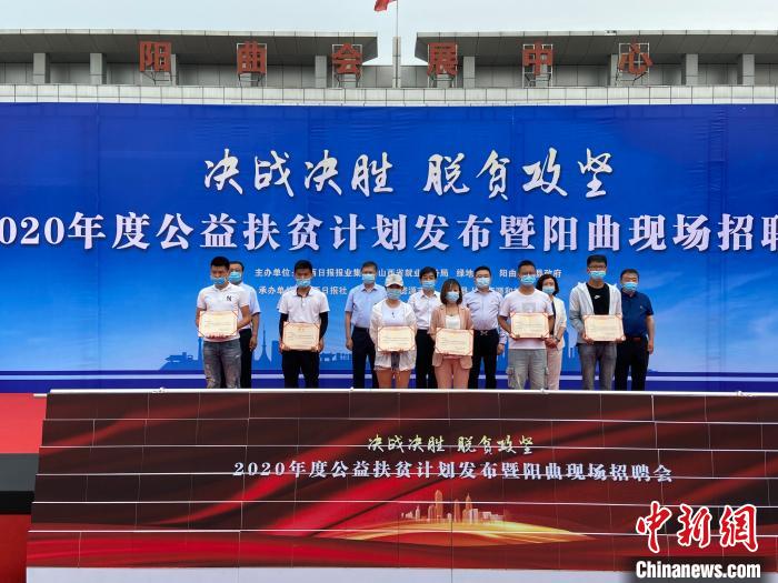 在現(xiàn)場，綠地集團(tuán)與困難就業(yè)群體就業(yè)代表簽署勞務(wù)合同，并為首批6名就業(yè)代表頒發(fā)上崗證書?！∏愊?攝