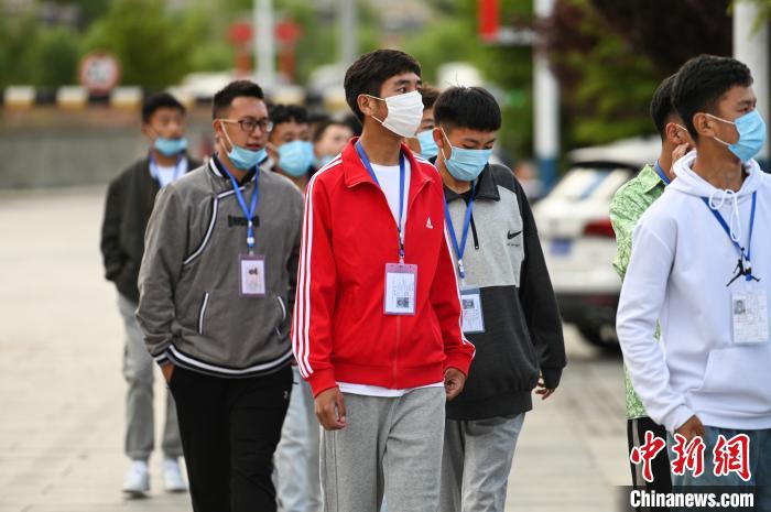 7月7日，考生在拉薩三高考點(diǎn)外有序排隊(duì)，等待進(jìn)入考場(chǎng)?！『闻罾?攝