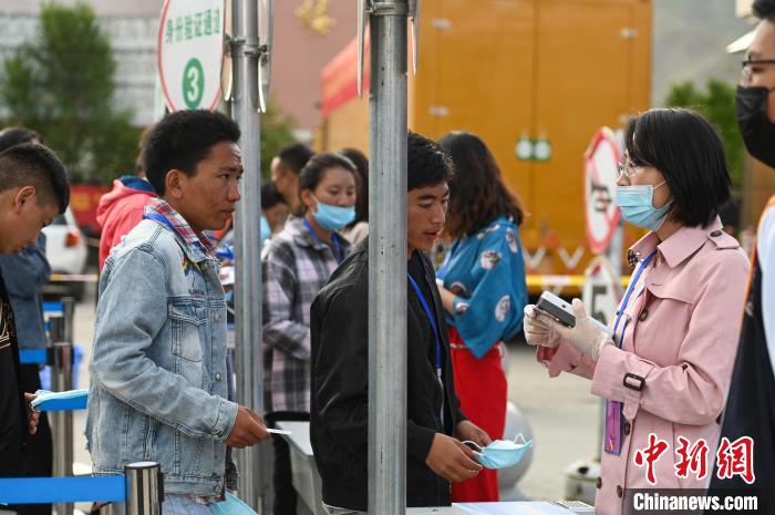 7月7日，考生在拉薩三高考點(diǎn)外進(jìn)行身份證件核驗(yàn)?！『闻罾?攝
