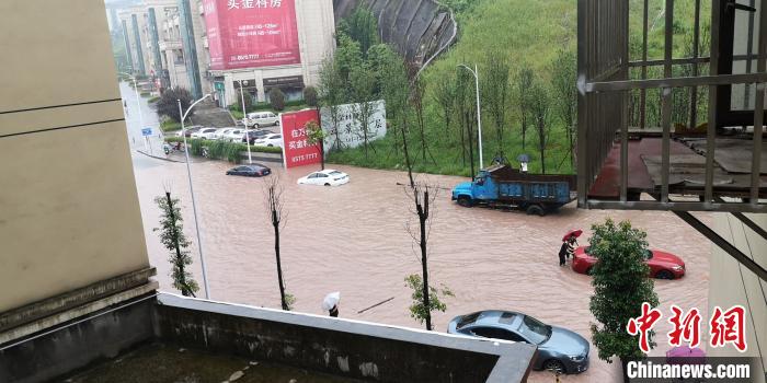 圖為重慶萬州城區(qū)積水嚴重?！≈貞c萬州區(qū)委宣傳部供圖 攝