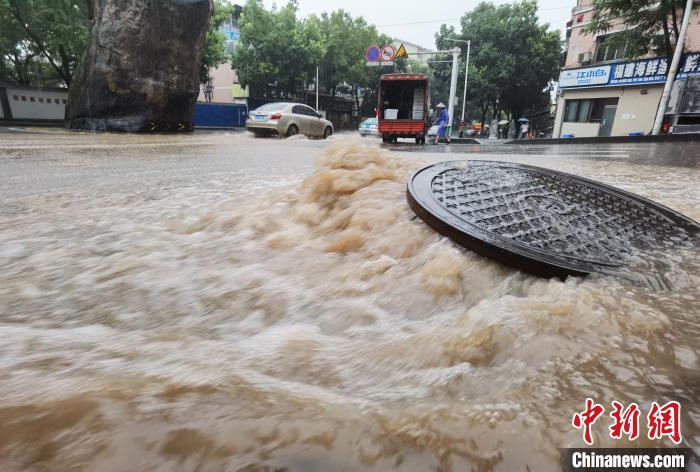 圖為重慶萬州城區(qū)積水嚴重?！≈貞c萬州區(qū)委宣傳部供圖 攝