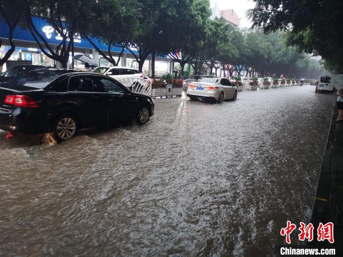 圖為重慶萬州城區(qū)積水嚴重?！≈貞c萬州區(qū)委宣傳部供圖 攝