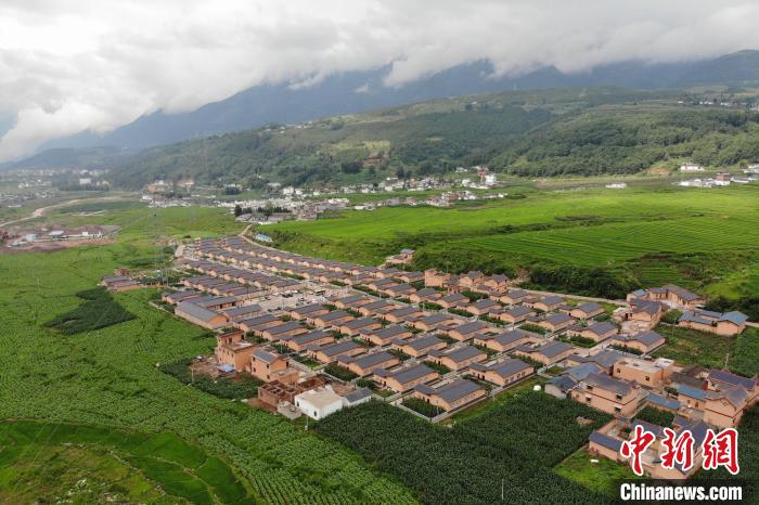 甲甲溝村新建農(nóng)房掩映在農(nóng)作之間。　張浪 攝