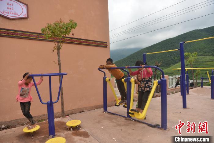 甲甲溝村里玩耍的孩子?！埨?攝