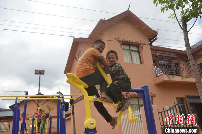 甲甲溝村里玩耍的孩子?！埨?攝