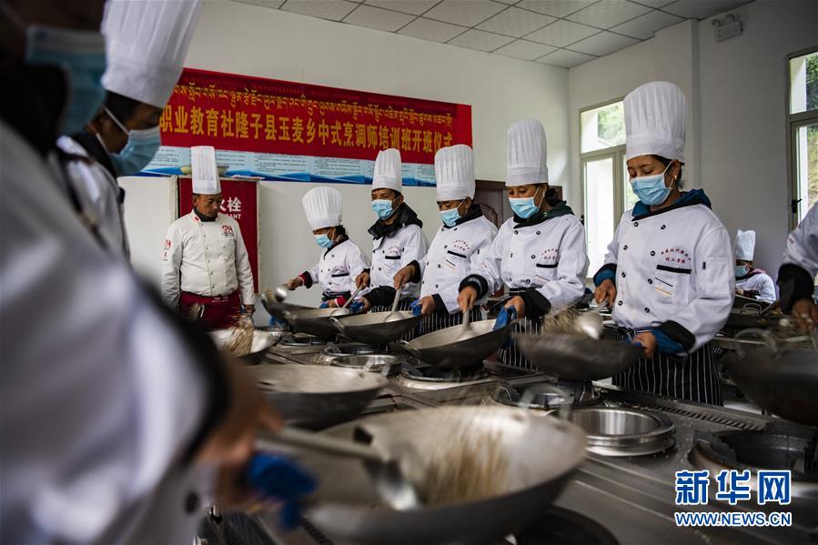 （新華全媒頭條·走向我們的小康生活·圖文互動(dòng)）（2）扎西德勒，我們的新家園——西藏易地扶貧搬遷搬出幸福美好新生活