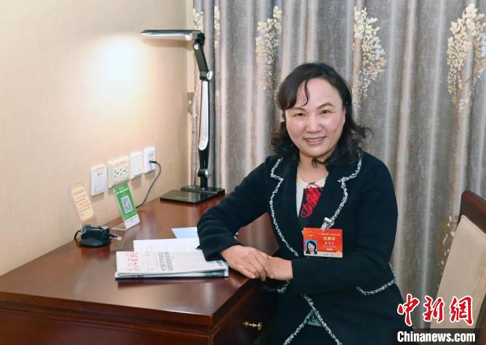 全國人大代表，浙江省臺州市椒江區(qū)大陳實驗學校校長、黨支部書記翁麗芬 蔡榮章 攝