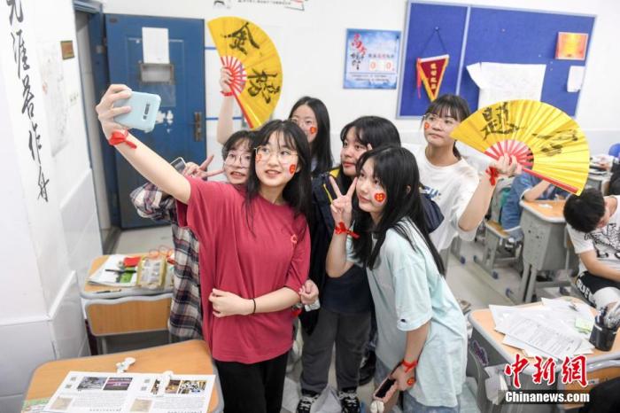 資料圖：6月6日，2021年高考前夕，湖南長沙同升湖實驗學(xué)校高三年級，考生們在教室內(nèi)合影。 楊華峰 攝