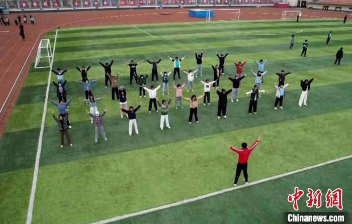 寧夏大學(xué)校園內(nèi)，學(xué)生跟隨老師練習(xí)八段錦。 謝宇 攝
