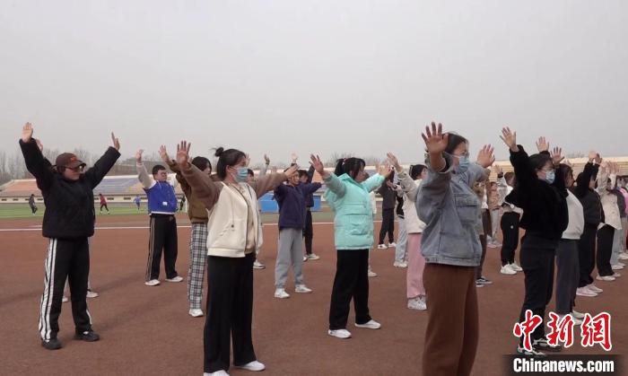 寧夏大學(xué)校園內(nèi)，學(xué)生練習(xí)八段錦。 謝宇 攝