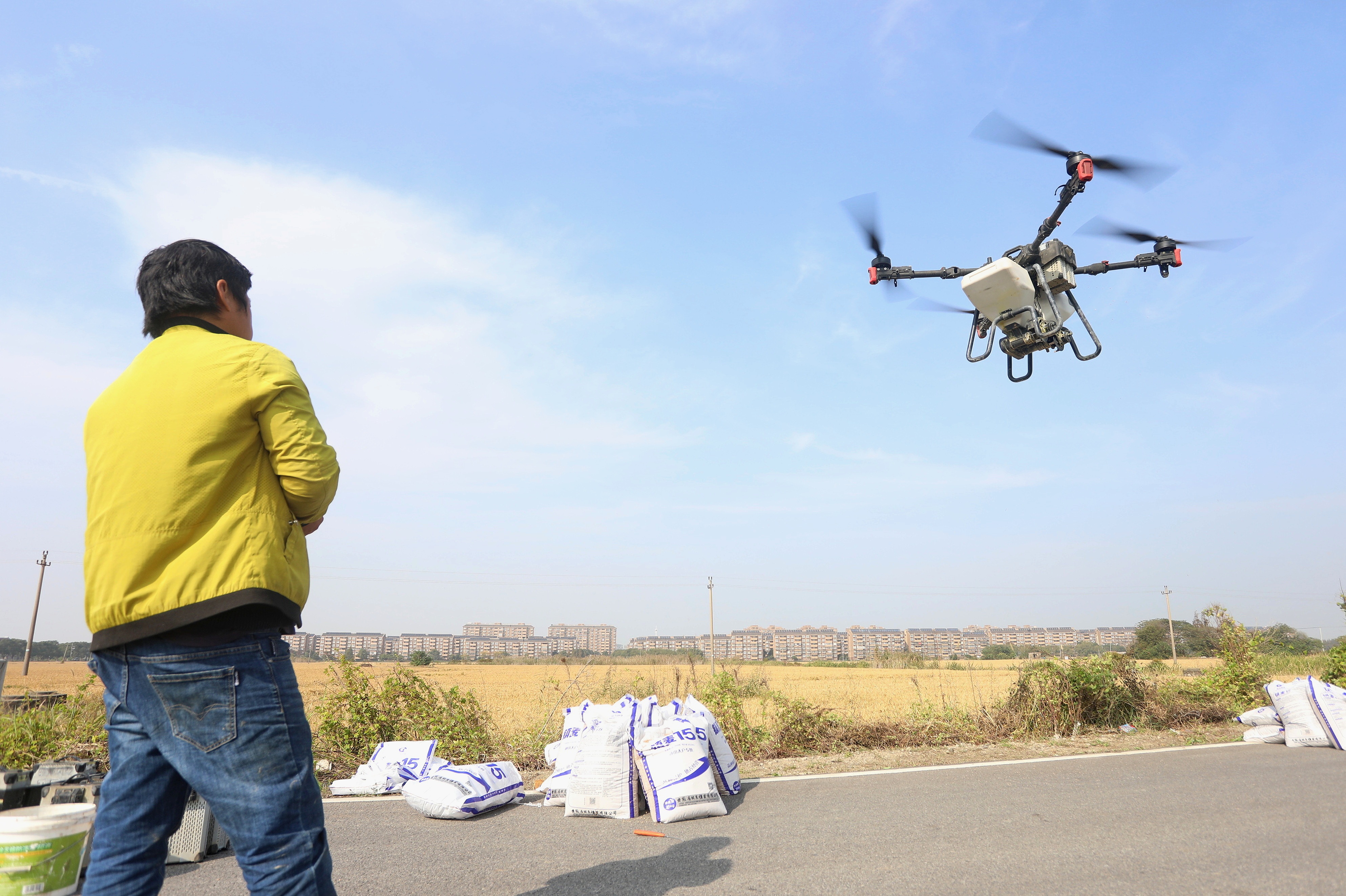 2023年11月15日，浙江嘉興，南湖區(qū)七星街道一處農(nóng)田里，農(nóng)民操縱無(wú)人機(jī)進(jìn)行冬小麥飛播。