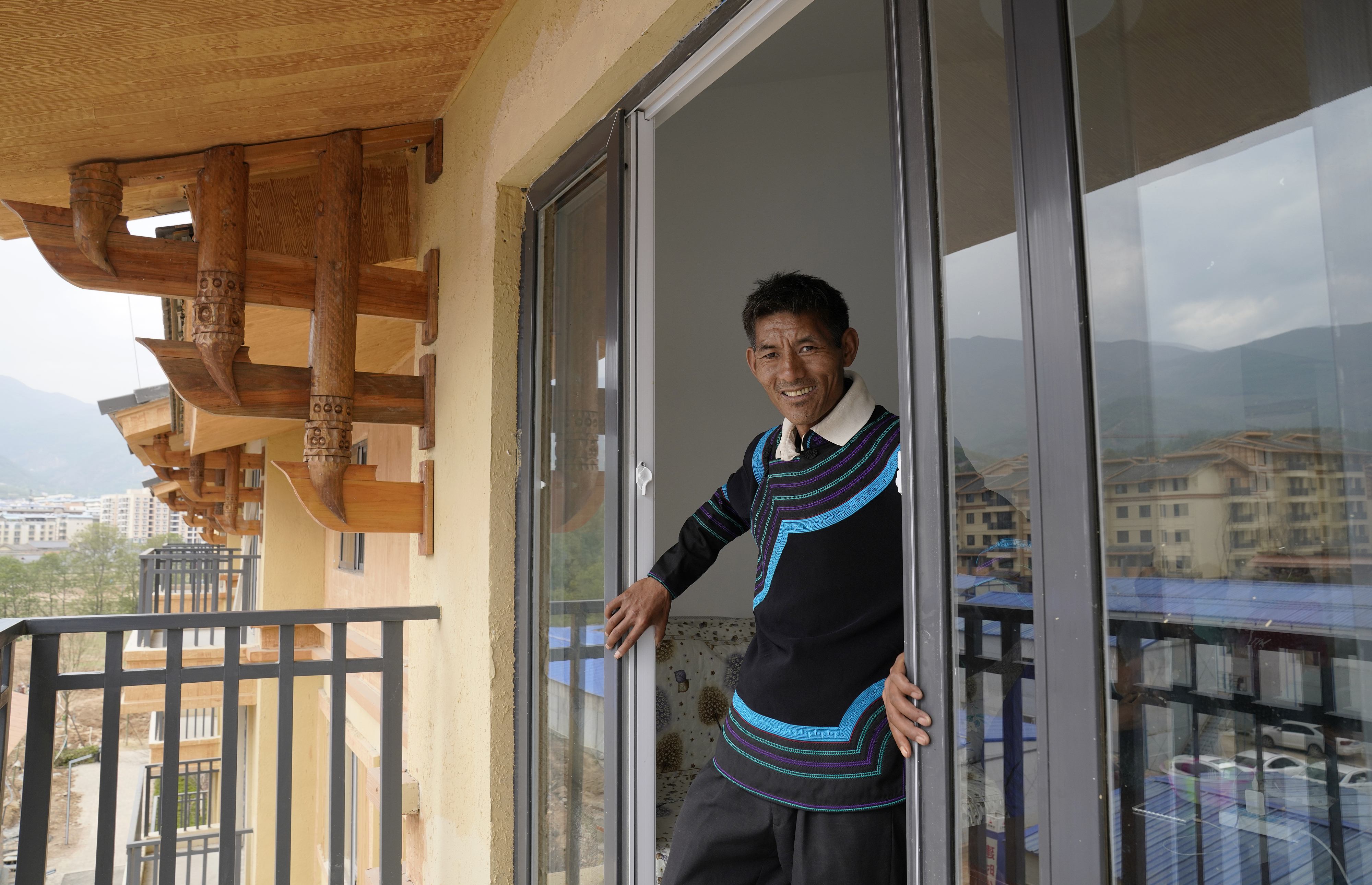 2020年5月14日，四川涼山彝族自治州昭覺縣，“懸崖村”村村民某色伍哈入住新房。